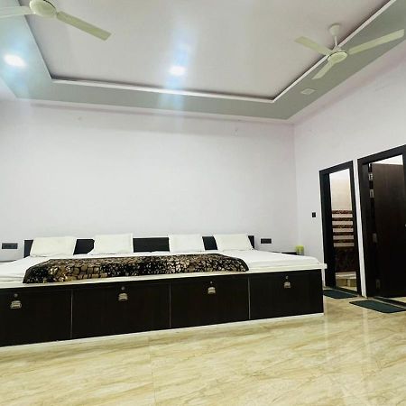 Hotel Rudra Residency Near Railway Station ماثورا المظهر الخارجي الصورة
