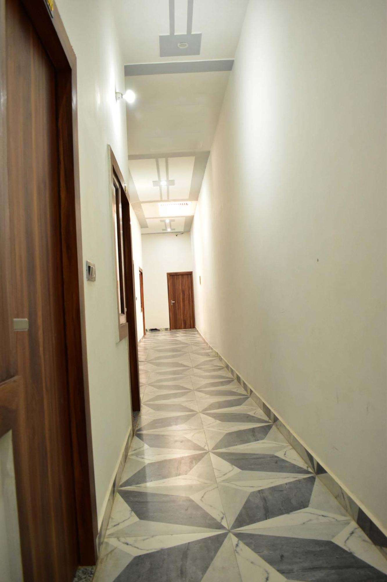 Hotel Rudra Residency Near Railway Station ماثورا المظهر الخارجي الصورة