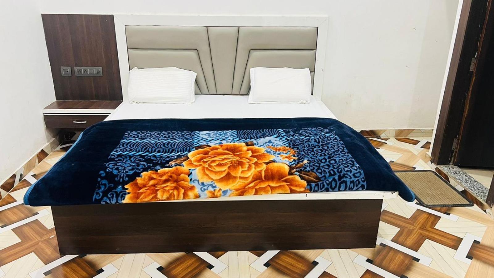 Hotel Rudra Residency Near Railway Station ماثورا المظهر الخارجي الصورة