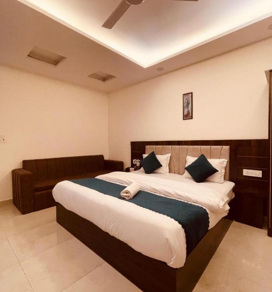 Hotel Rudra Residency Near Railway Station ماثورا المظهر الخارجي الصورة
